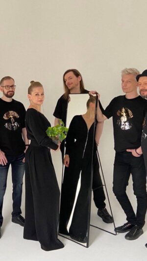 Yulia Peresild Instagram - Концерт нашей @mandragora.official на «Квартирнике у Маргулиса» @kvartirnikumargulisa вы можете услышать и увидеть уже в эту субботу, 6 апреля в 00:40 на @ntvru 🌷

@juliaperesild 
@korneimusic 
@skaramuccia 
@alexander_tevelev 
@stasopoichenkov 
@medvege 
@alexander_yurasov