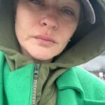 Yulia Peresild Instagram – Больно, что только такое горе нас всех объединяет… но немного теплее от мысли, что так много людей неравнодушны и помогают по силам своим. И сейчас хочется больше всего пожелать сил нашим медикам, чтобы получилось сохранить жизни тем, кто остался вживых. Склонить голову перед тем, кто потерял любимых. И поблагодарить всех тех, кто помогает сейчас – это и банки, и какие-то компании, конечно, врачи, спасатели, которые сутками ищут под завалами оставшихся и просто люди, которые делают все, что могут – доноры, волонтеры, те, кто пересылают средства в помощь пострадавшим.