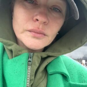 Yulia Peresild Instagram - Больно, что только такое горе нас всех объединяет… но немного теплее от мысли, что так много людей неравнодушны и помогают по силам своим. И сейчас хочется больше всего пожелать сил нашим медикам, чтобы получилось сохранить жизни тем, кто остался вживых. Склонить голову перед тем, кто потерял любимых. И поблагодарить всех тех, кто помогает сейчас - это и банки, и какие-то компании, конечно, врачи, спасатели, которые сутками ищут под завалами оставшихся и просто люди, которые делают все, что могут - доноры, волонтеры, те, кто пересылают средства в помощь пострадавшим.