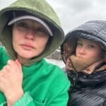 Yulia Peresild Instagram – Больно, что только такое горе нас всех объединяет… но немного теплее от мысли, что так много людей неравнодушны и помогают по силам своим. И сейчас хочется больше всего пожелать сил нашим медикам, чтобы получилось сохранить жизни тем, кто остался вживых. Склонить голову перед тем, кто потерял любимых. И поблагодарить всех тех, кто помогает сейчас – это и банки, и какие-то компании, конечно, врачи, спасатели, которые сутками ищут под завалами оставшихся и просто люди, которые делают все, что могут – доноры, волонтеры, те, кто пересылают средства в помощь пострадавшим.