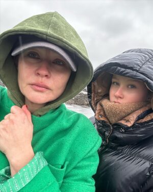 Yulia Peresild Instagram - Больно, что только такое горе нас всех объединяет… но немного теплее от мысли, что так много людей неравнодушны и помогают по силам своим. И сейчас хочется больше всего пожелать сил нашим медикам, чтобы получилось сохранить жизни тем, кто остался вживых. Склонить голову перед тем, кто потерял любимых. И поблагодарить всех тех, кто помогает сейчас - это и банки, и какие-то компании, конечно, врачи, спасатели, которые сутками ищут под завалами оставшихся и просто люди, которые делают все, что могут - доноры, волонтеры, те, кто пересылают средства в помощь пострадавшим.