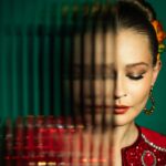 Yulia Peresild Instagram - Как-то у прекрасного художника @isxakov пришла идея такой съемки. И захотелось это сделать. Собрать Лучших и сделать что-то для Себя. Вот такую красоту. Чистое творчество. И единственная наша цель была - «создать что-то интересное» для нас же самих. И вот парадокс, о котором я сейчас думаю. Когда ты делаешь для себя и совсем не думаешь о целях, только чистое творчество —вдруг это заходит и вдохновляет всех. Вы когда-нибудь думали об этом? Что скажете? У кого какой опыт в этих размышлениях? 📸 @isxakov Style: @dudinaelena_gq Mua: @annazakhozhaya Studio: @bestmemories.ru
