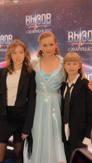 Yulia Peresild Instagram - Никаких итогов прошлого года я не подводила, да и не хочу. Просто хочу сказать спасибо всем, кто был со мной в этом году рядом. И поблагодарить пространство за то, что оно было ко мне благосклонно и давало силы. 

Спасибо моей Профессии - она дает возможность не сойти с ума и продолжать создавать. А не это ли высшее благо в эпоху разрушений. 

Спасибо моей семье @anka.peresild_ @peresild_masha @irina.peresild @s_vialtsev @mihailtroynik. Спасибо моей команде @n_algereeva @ipritulenko @o.margo.music @daria_timkina @lerche_julia - год валил нас с ног от усталости и количества информации, но мы продержались и очень красиво его завершили. 

Спасибо моему фонду «Галчонок» @galchonok_fond и моей команде и лично Лизе @elizaveta.muravkina, что создаете мир для особенных детей и их семей... Итогов нет. Есть путь. Ежедневный труд. И одно желание нести свет и любовь ❤️