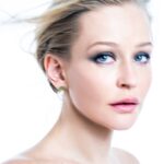 Yulia Peresild Instagram - Море шумит и врезается в материк. Время смывает клятвы и обещания. Я - твоя птичка, маленький «чик-чирик», Я улетаю за осенью, не прощаясь. Будет что вспомнить: слезы, звенящий лес, Желтые, красные листья - мертвые листья. Вот мой автобус. В нем не осталось мест. Он мчится в вечность - как тут остановиться. Вот мой автобус. Твой смех переходит в крик. Вспомнишь меня счастливой, дурной, нелепой. Я - твоя птичка, маленький «чик-чирик». Ты всегда знал, что я не смогу без неба. P.S.: Доброго Вечера! Стихотворение - @marina_kacuba Фото - @isxakov Макияж - @annazakhozhaya