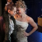 Yulia Peresild Instagram - Шведская спичка. 2006 год. Мы вошли в здание @theatreofnations и тихонечко, тайно на чердаках начали репетировать спектакль «Шведская спичка» нашей большой бандой во главе с режиссером Никитой Гриншпуном. 24 декабря 2006 года художественным руководителем стал Евгений Миронов. И вот тут-то мы все вместе встретились, соединились, полюбили друг друга на долгие-долгие годы. И с этого все началось. Наши первые дипломные спектакли начали играться сразу же на сцене @theatreofnations. Так вот. 25 января 2024 года, в День Студентов мы простились с этим спектаклем. Единственное, что хочется сказать, Никита Гриншпун, давай скорее возвращайся, пора ставить что-то новое на следующие 20, 30, 40 лет 🙏🏻 @hudruktkachuk @nikolaka @kima7777 @tulcha85 #РоманШаляпин #МарияБиорк #МарияБезлюдко #ДмитрийЖуравлев