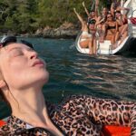 Yulia Peresild Instagram - Выходной… девочки такие девочки. Спасибо @phuket_ekskursii за это путешествие! Наплавались! Натанцевались! Прекрасная Саша @aleksandra.pnm рассказала много интересного, но главное, была с нами на одной волне, а уж какая она красавица - это отдельные слова! А от нашей женской части киногруппы особенное спасибо! После первых трудных съемочных дней был прекрасный день! И закат! Женя, Даша, Маша, Настя, Оксана, Маша, Нино обнимаю вас крепко 🌷🌷🌷 Словили вайб, что нам снова по 16 😂😂😂 Ну очень рекомендую сохранить аккаунт @phuket_ekskursii и устроить себе настоящее путешествие!!