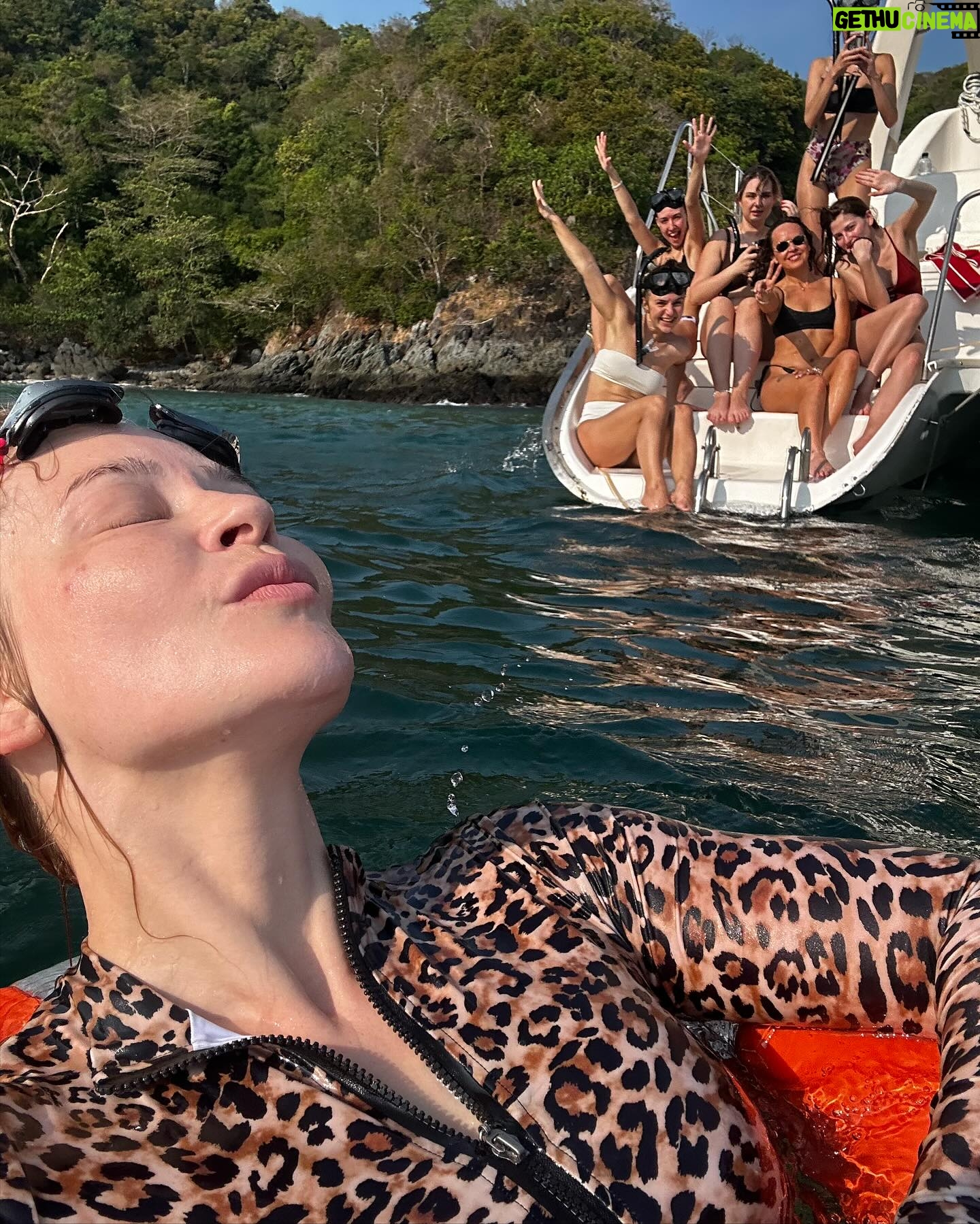Yulia Peresild Instagram - Выходной… девочки такие девочки. Спасибо @phuket_ekskursii за это путешествие! Наплавались! Натанцевались! Прекрасная Саша @aleksandra.pnm рассказала много интересного, но главное, была с нами на одной волне, а уж какая она красавица - это отдельные слова! А от нашей женской части киногруппы особенное спасибо! После первых трудных съемочных дней был прекрасный день! И закат! Женя, Даша, Маша, Настя, Оксана, Маша, Нино обнимаю вас крепко 🌷🌷🌷 Словили вайб, что нам снова по 16 😂😂😂 Ну очень рекомендую сохранить аккаунт @phuket_ekskursii и устроить себе настоящее путешествие!!