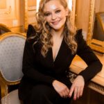 Yulia Peresild Instagram - Счастливая и загадочная - я - в гримерке после премии ВЦИОМ. И еще раз спасибо ❤️❤️❤️ Желаю всем нам сил и здоровья. Мира! Любви! Нежности! Понимания! Вдохновения! Радости и счастья! Makeup&hair @beliysad (и лично Кирилл и Женя) Style @loginov.store Team @ipritulenko Photo Станислав Квасков