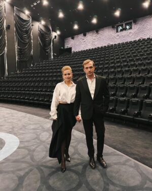 Yulia Peresild Instagram - Уже воспоминания… летим в Москву!! 15 марта «Вызов» в Китае. А мы с Мишей @mihailtroynik летим домой🕊️

Style @bosco_di_ciliegi 

@centralpartnership @andrey_lazarev_china @roscosmosofficial @1tv @yellow_black_and_white_ @start.ru @gctc_official