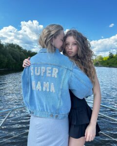 Yulia Peresild Instagram - Моя дорогая Девочка @anka.peresild_! Будь счастлива! 🌷🌷🌷 и помни, что ты никому ничего не должна! 🌷Ты свободна! Ты прекрасна! Живи в удовольствие! Люби людей! Дари свет! Дыши и радуйся! И благодари 🙏 пространство, друзей, родных, учителей за любые Дары ❤️ С Днем Рождения!!! Спасибо @abertonyachts @kristina_yachtbroker @vodniy_restaurant!!
