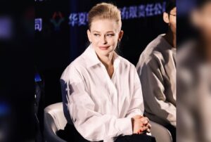 Yulia Peresild Instagram - Премьера фильма «Вызов» в Пекине. Интерес дикий!!! Зритель в восторге. 12 интервью за день всех главных телеканалов, вчера почти столько же. Пришли ученые, люди, непосредственно имеющие отношение к космосу. Вопросы интереснейшие задают. 
Спасибо, Пекин!!!

Style @bosco_di_ciliegi 
@centralpartnership @mihailtroynik @andrey_lazarev_china @roscosmosofficial @1tv @yellow_black_and_white_ @start.ru @gctc_official