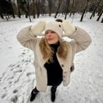 Yulia Peresild Instagram - Зима. Хочется сугробов. Пушистых снежинок. Солнца. Мороза. Я люблю зиму!!! Люблю гулять часами с моей любимой собакой. Кататься с горок. Играть в снежки. Кайфую от удобных зимних вещей. Голова в тепле в новой шапке от Eссо. Ноги в обалденно удобных теплых и непромокаемых Ecco! Наслаждаюсь зимой! К морозам готова! erid:2SDnjdj6rKa Реклама. Рекламодатель - ООО «ЭККО-РОС»