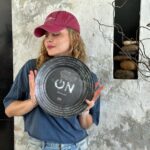 Yulia Peresild Instagram - А вот и ответ на то, что я делаю на Пхукете. Начались съемки фильма «ОН» режиссёра Жени Корчагина @korchagin.mov Про что это кино? Если глубоко взглянуть, то оно, конечно, про мужско-женские отношения и про то, что мы часто сами не знаем, чего мы хотим. Точнее так нам кажется, что мы все знаем, но встречаясь с собственными желаниями - понимаем, что хотели совсем другого. А если просто, 2 героя - она и он @korchagin.mov @geomalkov