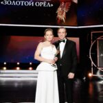 Yulia Peresild Instagram - Спасибо большое киноакадемии за мою награду «Первая актриса-космонавт», я действительно не ожидала, что это будет выделено в отдельную номинацию. Поздравляю всех лауреатов, радовалась за каждого искренне и все награды заслуженны. Особенно, конечно, радуюсь за своего однокурсника Женю Ткачука @hudruktkachuk! Вчера фильм «Вызов», посмотренный миллионами зрителей нашей страны и мира, не получил ни одной Кинонаграды. Команды «Вызова» в зале не было и я не смогла лично сказать каждому слова, поэтому напишу здесь. Дорогие причастные к этому Событию люди - киношники и космическая отрасль, я горжусь вами, нами!!! И всеми вместе и каждым по отдельности! Не грустите, не унывайте, не обижайтесь, не злитесь!! Фильм «Вызов», несмотря на сложность коммуникации сегодня, смотрят зрители всего Мира, смотрят на русском языке. Мы своими силами, своим трудом, талантом, невероятным риском, страхом смерти вписали Российское Кино золотыми буквами в мировую Историю!!! Российское КИНО - первое в Космосе. Это у нас не отнять уже никогда. И это наш вклад большой и настоящий в нашу страну. Поэтому радуемся, что это с нами было. Мой космический бро @klim_shipenko, ты единственный режиссер на нашей прекрасной планете, кто мог сделать это кино и ты это сделал. У нас ПОЛУЧИЛОСЬ. И нам будет, что рассказать нашим внукам 😂, чего нам это стоило!! Спасибо Константину Эрнсту, Дмитрию Рогозину, Эдуарду Илояну, что взяли на себя такие риски! Спасибо, космическая отрасль, что вы так круто отобрали и подготовили за пару месяцев в космос! Спасибо нашим командирам - они просто Герои во всех смыслах слова! И наша КиноКоманда - художники всех цехов, светики, операторы, режиссеры, планировщики, монтажеры, супервайзеры, водители, ассистенты по актерам - каждый-каждый - вы в моем сердце - лауреаты точно. Каждое зернышко вашей любви - это вклад! Я вас благодарю! Горжусь! P.S.: просто вспомните наш перелет Байконур-Москва 🌷 наши песни, наше счастье от каждых снятых секунд, и улыбнитесь!!! Люблю! Ура!!! Style @bosco_di_ciliegi @passage.bosco @loginov.store Makeup&Hair @beliysad @1tv @gctc_official @roscosmosofficial @start.ru @yellow_black_and_white_