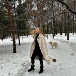 Yulia Peresild Instagram - Зима. Хочется сугробов. Пушистых снежинок. Солнца. Мороза. Я люблю зиму!!! Люблю гулять часами с моей любимой собакой. Кататься с горок. Играть в снежки. Кайфую от удобных зимних вещей. Голова в тепле в новой шапке от Eссо. Ноги в обалденно удобных теплых и непромокаемых Ecco! Наслаждаюсь зимой! К морозам готова! erid:2SDnjdj6rKa Реклама. Рекламодатель - ООО «ЭККО-РОС»