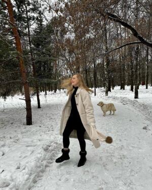 Yulia Peresild Instagram - Зима. Хочется сугробов. Пушистых снежинок. Солнца. Мороза. Я люблю зиму!!! Люблю гулять часами с моей любимой собакой. Кататься с горок. Играть в снежки. Кайфую от удобных зимних вещей. Голова в тепле в новой шапке от Eссо. Ноги в обалденно удобных теплых и непромокаемых Ecco! Наслаждаюсь зимой! К морозам готова!

erid:2SDnjdj6rKa
Реклама. Рекламодатель - ООО «ЭККО-РОС»