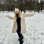 Yulia Peresild Instagram - Зима. Хочется сугробов. Пушистых снежинок. Солнца. Мороза. Я люблю зиму!!! Люблю гулять часами с моей любимой собакой. Кататься с горок. Играть в снежки. Кайфую от удобных зимних вещей. Голова в тепле в новой шапке от Eссо. Ноги в обалденно удобных теплых и непромокаемых Ecco! Наслаждаюсь зимой! К морозам готова! erid:2SDnjdj6rKa Реклама. Рекламодатель - ООО «ЭККО-РОС»