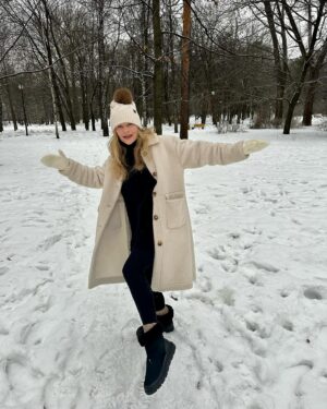 Yulia Peresild Instagram - Зима. Хочется сугробов. Пушистых снежинок. Солнца. Мороза. Я люблю зиму!!! Люблю гулять часами с моей любимой собакой. Кататься с горок. Играть в снежки. Кайфую от удобных зимних вещей. Голова в тепле в новой шапке от Eссо. Ноги в обалденно удобных теплых и непромокаемых Ecco! Наслаждаюсь зимой! К морозам готова!

erid:2SDnjdj6rKa
Реклама. Рекламодатель - ООО «ЭККО-РОС»
