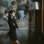 Yuliya Solomonova Instagram - Вблизи жилых высоток, где дворы С площадками, и высажены вязы, Всегда есть банда шумной детворы, А среди них - подросток долговязый. Физически - уже здоровый лоб, Повадками - остался в средней школе, Он, как жирафик в стае антилоп, Весь день пасётся на футбольном поле. Он свой пацан, ему пинают пас, Как лидеру игры, а не изгою, Одна беда - одиннадцатый класс, А всё ещё играет с мелюзгою. Так ты, моя красавица, в душе Ещё раба любви, ещё невеста, А бабушки на лавочке уже Подвинулись и предложили место… Какая жизнь, такая и высотка. Играй, пока играется, красотка. #СолаМонова #стихи Сюда бы подошла фотка какой-нибудь реальной красотки типа Бони, но пусть будет моя, я тоже 79 года выпуска, и по авторским правам всё норм. Фотки без ретуши, так драматичнее 🤓