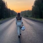 Yuliya Solomonova Instagram - На прошлой неделе эти слова были стихами, а теперь - песня. На этот раз жанр «инди-рок» 🤓 Это супер важно для меня - дайте обратную связь и о жанре, и о песне. Ссылка на полную версию - в шапке у Таис, она - в соавторах:) про рилсы на эту песню, думаю, вы уже поняли:))) вы делаете- я репощу в сторис ( а у Таис есть призы и получше ). Одним словом, жду ваши комментарии:))) #копилка #соламонова #таис #taish #индирок