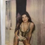 Yuliya Solomonova Instagram - В глубокой ночи освещает плед Квадрат моего экрана. Я помню, мне было 15 лет, И не было Инстаграма. Не ставили лайков на мой живот, Красивый и очень плоский, И был девяносто какой-то год И спирт на разлив в киоске. Палёного спирта текла река, Кассетник ругался фоном, Я видела только издалека Мобильные телефоны У хмурых братков и роскошных дам В ботфортах на босу ногу – То были отчаянные года И культовые для многих. Кого-то убили, а кто-то скис От мака или от водки, Папаши латали свои носки, Мамаши – свои колготки, Подростки лечили свои угри И много воображали, А Танька учила меня курить У школы за гаражами. Мы с Танькой не знали о соцсетях, Фолловерах или троллях, Мы с Танькой хотели курить взатяг И шибаться без контроля, Всё было понятно: что жизнь – игра, А Пашка Карманов – гений, И нам показался бы Инстаграм Какой-то дурацкой хренью. А Пашка Карманов читал с трудом И тырил в трамваях цацки, На трубах в подвале устроил дом И всех угощал по-царски, Он пел о принцессах до хрипоты, Как хочется целовать их, И лезли на песню в подвал коты И грелись на стекловате, И капало с этих горячих труб, И пахло довольно гнусно, И будь у меня хоть какой Ютуб, Вы б знали его искусство, Поскольку на Пашку ходили все, Спускаясь во тьму и влажность, И Пашка бы точно тогда не сел За чей-то пустой бумажник… Сегодня в Сети – всевозможный шлак И много хороших песен. Я Пашку искала, но не нашла, Наверное, мир не тесен, Звенел алюминий вай-фай-антенн, Гудел мировой процессор, Вбивала хештеги – валил контент, Но только не те принцессы… А тех, из подвала, простыл и след, И это ничуть не странно. Принцессы рулили в пятнадцать лет – В эпоху без Инстаграма! . Поймала себя на том, что популярный сериал смотрю глазами матери. Господи, не дай Бог. Пусть мои дети попадут в тупой мир Барби из прошлого хита. ЗЫ. Мальчики-актеры великолепны. #солаМонова #стихи #90s #словопацана