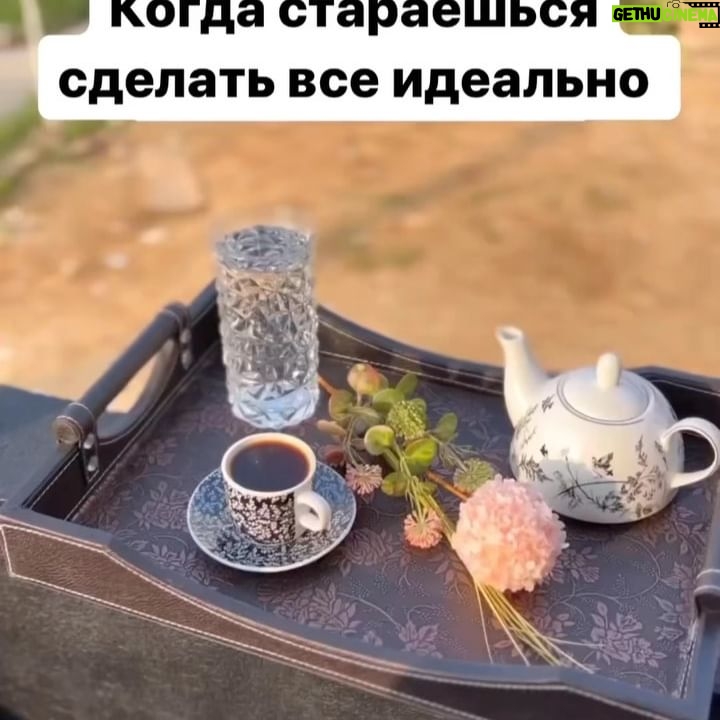 Yuliya Solomonova Instagram - Слышу её, и на шее взбухает жила, Вижу её, набухает не только шея. Мама сказала – она меня приворожила. Слово какое красивое – ворожея! Вижу её: Афродита, Леда’, Данайя. Слава Всевышнему, Тиндеру, Интернету! Мама сказала – похоже, она разводная На миллионы, которых пока что нету. В кошке-копилке десятка лежит наличкой: Выпьем в кафе, а потом побежим в постельку. Мама сказала – связался с алкоголичкой, Вот однозначно, на свадьбе напьётся в стельку. А вся подписка в её Инстаграме – боты, Вот я и думаю, что мне теперь поделать? Мама умнее – ей семьдесят два в субботу, Я ещё маленький – мне пока сорок девять! #соламонова #стихи #дубай #dubai Квартирник в Дубае 3 апреля @sola_monova_v_dubai