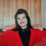 Yuliya Solomonova Instagram - В глубокой ночи освещает плед Квадрат моего экрана. Я помню, мне было 15 лет, И не было Инстаграма. Не ставили лайков на мой живот, Красивый и очень плоский, И был девяносто какой-то год И спирт на разлив в киоске. Палёного спирта текла река, Кассетник ругался фоном, Я видела только издалека Мобильные телефоны У хмурых братков и роскошных дам В ботфортах на босу ногу – То были отчаянные года И культовые для многих. Кого-то убили, а кто-то скис От мака или от водки, Папаши латали свои носки, Мамаши – свои колготки, Подростки лечили свои угри И много воображали, А Танька учила меня курить У школы за гаражами. Мы с Танькой не знали о соцсетях, Фолловерах или троллях, Мы с Танькой хотели курить взатяг И шибаться без контроля, Всё было понятно: что жизнь – игра, А Пашка Карманов – гений, И нам показался бы Инстаграм Какой-то дурацкой хренью. А Пашка Карманов читал с трудом И тырил в трамваях цацки, На трубах в подвале устроил дом И всех угощал по-царски, Он пел о принцессах до хрипоты, Как хочется целовать их, И лезли на песню в подвал коты И грелись на стекловате, И капало с этих горячих труб, И пахло довольно гнусно, И будь у меня хоть какой Ютуб, Вы б знали его искусство, Поскольку на Пашку ходили все, Спускаясь во тьму и влажность, И Пашка бы точно тогда не сел За чей-то пустой бумажник… Сегодня в Сети – всевозможный шлак И много хороших песен. Я Пашку искала, но не нашла, Наверное, мир не тесен, Звенел алюминий вай-фай-антенн, Гудел мировой процессор, Вбивала хештеги – валил контент, Но только не те принцессы… А тех, из подвала, простыл и след, И это ничуть не странно. Принцессы рулили в пятнадцать лет – В эпоху без Инстаграма! . Поймала себя на том, что популярный сериал смотрю глазами матери. Господи, не дай Бог. Пусть мои дети попадут в тупой мир Барби из прошлого хита. ЗЫ. Мальчики-актеры великолепны. #солаМонова #стихи #90s #словопацана