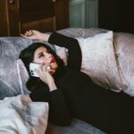 Yuliya Solomonova Instagram - Мне вообще не хочется Ни курить, ни пить, Ни со льдом, но с тоником, Ни совсем чуть-чуть, Мне всё время хочется Что нибудь купить, Только вижу что нибудь - Сразу же хочу! . Так знакомы девушкам Все мои грехи! [Огребёшь последствия, Шопинг запретив] Как пойду за хлебушком, так куплю духи, У меня коллекция - Чистый селектив. . В моллах я не мешкаю - Рвусь в торговый зал, Муж хватает за руку Аж до гематом. Он на Зару с Бершкою Порчу заказал, Как закрыли Зару ту, Праздновал с котом. . Этой провокации Я сказала: стоп! Ну чего он сердится? Я ж веду дела. Вот, взяла по акции За полтинник топ, Стоил двести семьдесят - Сэкономила! . Я владею шоппингом Роскошь за гроши: Всякие там платьица, Сапоги в камнях. Муж, конечно, в шоке, он Изгонять решил После чёрной пятницы Бесов из меня! . Как вообще терплю его? Что ещё за гнёт? Типа все оба’бились, Надо по-мужски. Всё равно люблю его, Только пусть уснёт, Я ему на Вайлдберис . Закажу носки! . #СолаМонова #стихи #shopping #shoppingtime #wildberries . Сезону новогодних скидок посвящается. Коробки взяла в аренду, платье - Зара 😂🫶