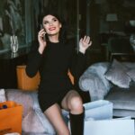 Yuliya Solomonova Instagram - Мне вообще не хочется Ни курить, ни пить, Ни со льдом, но с тоником, Ни совсем чуть-чуть, Мне всё время хочется Что нибудь купить, Только вижу что нибудь - Сразу же хочу! . Так знакомы девушкам Все мои грехи! [Огребёшь последствия, Шопинг запретив] Как пойду за хлебушком, так куплю духи, У меня коллекция - Чистый селектив. . В моллах я не мешкаю - Рвусь в торговый зал, Муж хватает за руку Аж до гематом. Он на Зару с Бершкою Порчу заказал, Как закрыли Зару ту, Праздновал с котом. . Этой провокации Я сказала: стоп! Ну чего он сердится? Я ж веду дела. Вот, взяла по акции За полтинник топ, Стоил двести семьдесят - Сэкономила! . Я владею шоппингом Роскошь за гроши: Всякие там платьица, Сапоги в камнях. Муж, конечно, в шоке, он Изгонять решил После чёрной пятницы Бесов из меня! . Как вообще терплю его? Что ещё за гнёт? Типа все оба’бились, Надо по-мужски. Всё равно люблю его, Только пусть уснёт, Я ему на Вайлдберис . Закажу носки! . #СолаМонова #стихи #shopping #shoppingtime #wildberries . Сезону новогодних скидок посвящается. Коробки взяла в аренду, платье - Зара 😂🫶