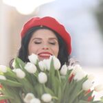 Yuliya Solomonova Instagram - Ловите идеальный звук для рилсов с букетами. Думаю, у всех полно видео с 8 марта. Всю неделю ваши букеты будут лететь в мои сторис. Да, кстати! Нас с ТОВЕ и командой с премьерой песни «ДЕВОЧКАМ». Доступна на всех площадках!