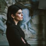 Yuliya Solomonova Instagram - Вблизи жилых высоток, где дворы С площадками, и высажены вязы, Всегда есть банда шумной детворы, А среди них - подросток долговязый. Физически - уже здоровый лоб, Повадками - остался в средней школе, Он, как жирафик в стае антилоп, Весь день пасётся на футбольном поле. Он свой пацан, ему пинают пас, Как лидеру игры, а не изгою, Одна беда - одиннадцатый класс, А всё ещё играет с мелюзгою. Так ты, моя красавица, в душе Ещё раба любви, ещё невеста, А бабушки на лавочке уже Подвинулись и предложили место… Какая жизнь, такая и высотка. Играй, пока играется, красотка. #СолаМонова #стихи Сюда бы подошла фотка какой-нибудь реальной красотки типа Бони, но пусть будет моя, я тоже 79 года выпуска, и по авторским правам всё норм. Фотки без ретуши, так драматичнее 🤓