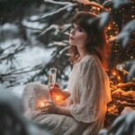 Yuliya Solomonova Instagram - Новый Год для одиноких странный праздник. Все по семьям, по столам, да по углам. Только ты стоишь один, как перед казнью, И выслушиваешь тёплые слова: «Поздравляем и от всей души желаем Наконец надеть супружеский хомут.» И стоишь не пожилой/ не пожилая, Но ненужная/ненужный никому. И когда синхронно чокнется весь город, Ты получишь пару милых СМС. Пить не хочется, рассвет еще не скоро, Все знакомые в объятиях семейств. Через семь часов закончатся обряды, Завтра с кем угодно выпей, заночуй, А сегодня никого с тобою рядом, И по всем каналам редкостная чушь. . #соламонова . Так искусственный интеллект под руководством @lola.pidluskaya видит одинокий Новый год. 1/2/3/4/5 или 6? Какая картинка нравится больше?