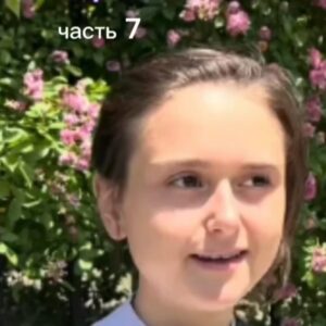 Yuliya Solomonova Instagram - Мне выпал король червей,
А не простой валет,
Загадочный, хоть убей -
Ухаживает сто лет.
Башню не сносит страсть
Этому королю -
Очень плохая масть,
Но я его люблю!
.
Ну, кто может мне помочь?
Кто может дать совет?
Он со мной делит ночь
И даже выводит в свет -
Берёт мне Шандон Моёт, 
Водит в красивый бутик.
А замуж не берёт - 
А часики тик-тик-тик.
.
Шампанское - не вода,
Можно напиться в хлам.
Я не люблю гадать,
Я люблю чёткий план:
Он мне подарит кольцо,
Сводит в казенный дом.
Когда же в, конце-концов,
Добьеё его купидон?
.
Когда же уже когда
Дело пойдет на лад?
А то ведь ни нет, ни да,
Очень плохой расклад.
Первой звонить нельзя,
Я не звоню - терплю,
Трубку опять не взял,
Но я его люблю!
.
Так можно еще лет сто.
Будущее - тупик!
Ведет себя хуже крестов,
Хуже, чем дама пик.
Век не нужна семья 
Червовому королю,
Он любит только себя!
.
Но я его люблю! 
#солаМонова #любовь #шансон