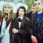 Yuliya Solomonova Instagram - В глубокой ночи освещает плед Квадрат моего экрана. Я помню, мне было 15 лет, И не было Инстаграма. Не ставили лайков на мой живот, Красивый и очень плоский, И был девяносто какой-то год И спирт на разлив в киоске. Палёного спирта текла река, Кассетник ругался фоном, Я видела только издалека Мобильные телефоны У хмурых братков и роскошных дам В ботфортах на босу ногу – То были отчаянные года И культовые для многих. Кого-то убили, а кто-то скис От мака или от водки, Папаши латали свои носки, Мамаши – свои колготки, Подростки лечили свои угри И много воображали, А Танька учила меня курить У школы за гаражами. Мы с Танькой не знали о соцсетях, Фолловерах или троллях, Мы с Танькой хотели курить взатяг И шибаться без контроля, Всё было понятно: что жизнь – игра, А Пашка Карманов – гений, И нам показался бы Инстаграм Какой-то дурацкой хренью. А Пашка Карманов читал с трудом И тырил в трамваях цацки, На трубах в подвале устроил дом И всех угощал по-царски, Он пел о принцессах до хрипоты, Как хочется целовать их, И лезли на песню в подвал коты И грелись на стекловате, И капало с этих горячих труб, И пахло довольно гнусно, И будь у меня хоть какой Ютуб, Вы б знали его искусство, Поскольку на Пашку ходили все, Спускаясь во тьму и влажность, И Пашка бы точно тогда не сел За чей-то пустой бумажник… Сегодня в Сети – всевозможный шлак И много хороших песен. Я Пашку искала, но не нашла, Наверное, мир не тесен, Звенел алюминий вай-фай-антенн, Гудел мировой процессор, Вбивала хештеги – валил контент, Но только не те принцессы… А тех, из подвала, простыл и след, И это ничуть не странно. Принцессы рулили в пятнадцать лет – В эпоху без Инстаграма! . Поймала себя на том, что популярный сериал смотрю глазами матери. Господи, не дай Бог. Пусть мои дети попадут в тупой мир Барби из прошлого хита. ЗЫ. Мальчики-актеры великолепны. #солаМонова #стихи #90s #словопацана