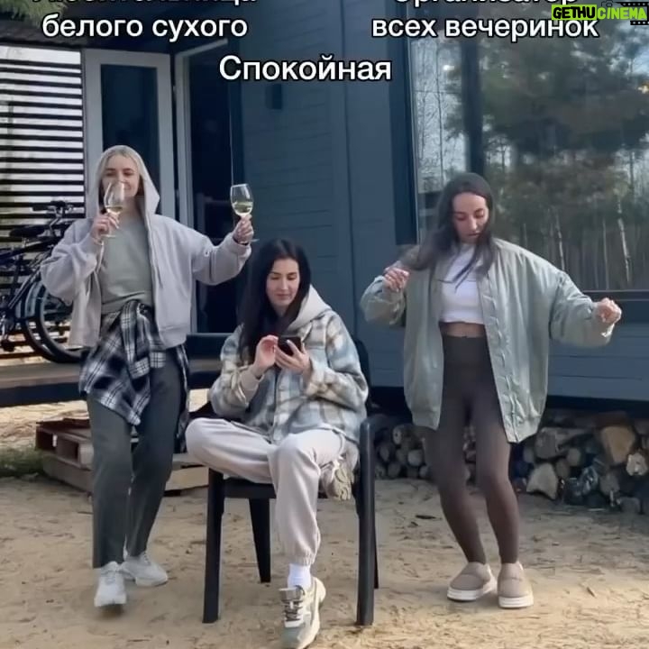Yuliya Solomonova Instagram - Шашлыки такие жирные, Я хотела бы куриные. Ах, вы годы мои дивные, Давние, неповторимые. . Мой мужик горилкой тешится, Брат двоюродный - с гармошкою, А свекровь всё время чешется, Вся покусанная мошками. . Я сижу вполне нормальная На бревне с ногами голыми, Я - натура аморальная, С аморальными приколами. . Я сижу в коротких шортиках, А свекровь - в кальсонах плюшевых, Вся расчесана до чёртиков, А я ни разу не укушена. . У свекрови приступ паники, Чешется мангальной вилкою, Остальная часть компании Обезболена горилкою. . Я сижу такая строгая, Как звезда на красном вымпеле, Мошкара меня не трогает, Кровь мою до них всю выпили. . У меня - прилив гармонии, Позитивной энергетики, Звуки братовой гармоники И сухарики в пакетике. . Догрызу свои сухарики И пойду доить коровушку... . Догадались ли комарики, Кто же выпил мою кровушку? . #солаМонова 16 мая жду на концерте в Белграде. Ссылка на билеты - в шапке профиля.
