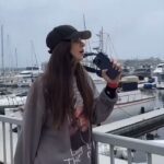 Yuliya Solomonova Instagram - Я пишу из красивого места В нашей лесостепной полосе, Потому что ты лодырь и бездарь, И на море не возишь, как все. Почесался, зубами полязгал, В телефонную книгу залез, Раздобыл мотоцикл с коляской И увёз меня в сказочный лес. И теперь у меня в Инстаграме – Суперфотки! По коже мороз! И весёлая речка с бобрами, И укусы рассерженных ос, И нудистские сцены в осоке, И поездка за водкой в район, Небосвод бесконечно высокий С улетающим вдаль вороньём. Что мне пляжи отелей «Хаяттов», Бутиков соболя и ажур? Выйду в поле в костюме наяды И курортникам фак покажу! А налюбимся – ляжем валетом, Попаду тебе пяткою в бровь, Чтобы жабрами чувствовал лето И мою к тебе, милый, любовь! #солаМонова #лето . ЗЫ. если вы знаете авторов видео, отмечайте в комментах. Все видео прислали добрые читатели со всего мира:)))