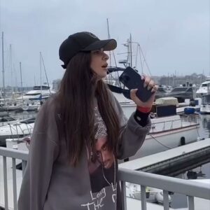 Yuliya Solomonova Instagram - Я пишу из красивого места
В нашей лесостепной полосе,
Потому что ты лодырь и бездарь,
И на море не возишь, как все.

Почесался, зубами полязгал,
В телефонную книгу залез,
Раздобыл мотоцикл с коляской
И увёз меня в сказочный лес.

И теперь у меня в Инстаграме –
Суперфотки! По коже мороз!
И весёлая речка с бобрами,
И укусы рассерженных ос,

И нудистские сцены в осоке,
И поездка за водкой в район,
Небосвод бесконечно высокий
С улетающим вдаль вороньём.

Что мне пляжи отелей «Хаяттов»,
Бутиков соболя и ажур?
Выйду в поле в костюме наяды
И курортникам фак покажу!

А налюбимся – ляжем валетом,
Попаду тебе пяткою в бровь,
Чтобы жабрами чувствовал лето

И мою к тебе, милый, любовь!

#солаМонова #лето
.
ЗЫ. если вы знаете авторов видео, отмечайте в комментах. Все видео прислали добрые читатели со всего мира:)))
