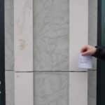 Yuliya Solomonova Instagram – Вип-пентхаус на Арбате
Продает агентство «Тройка»,
Девушка в шикарном платье 
Мне показывала стройку:

Перепрыгивала доски,
Отгоняла туфлей крысу,
В модном платье, как на Оскар
Носят лучшие актрисы.

Говорила: «Эта площадь 
Идеальна для бассейна,
Здесь сосед бельё полощет,
Но соседа мы отселим,

Тут замажут штукатуры,
Тут – шезлонги от Кавалли,
Это памятник культуры,
Но бассейн согласовали.»

Я рулеткой мерил стены,
И жеманно гладил плитку, 
Намекая что системно 
Инвестирую в «элитку»,

Что хочу проект с отделкой,
Пока цены не взлетели,
И готов заняться сделкой
В девять вечера в отеле.

За бутылкой Пино Гридж’о
Мы решим вопрос с бюджетом,
Завтра –  круглый стол в Париже,
Вылетаю личным джетом.

Девушка сказала нежно:
«Крупный бизнес, что поделать,
Понимаю вас, конечно,
Буду в Рэдиссоне в девять. 

Документы подготовлю.
Вот визитки для Ресепшин:
Пусть пропустят  дядю Толю,
Он – лояльный ЭмФэЦешник,

Оформляет удаленно 
И первичку и вторичку,
Он возьмёт с собой Алёну,
Лучшую налоговичку.

В Гос Услугах запись в марте,
Там сидят такие клуши,
А мои – на низком старте,
Приведу к вам самых лучших.

Бабу Клавдию из Сбера
(По крипте и по офшорам),
С ней – нотариус Валера,
С ним –  оценщик дядя Жора. 

Подготовлю счёт к оплате,
При себе имейте паспорт…

Девушка в шикарном платье,
Аппетитна и губаста,

Мой вареник, мой пельменчик,
Моя устрица на ужин…
Девушка, зачем оценщик?

Нет, оценщик нам не нужен!

.
#соламонова
Написала эти стихи 6 лет назад, а выложила только сегодня:) у меня в подписках много риэлторов? Что скажете? Жизненно?