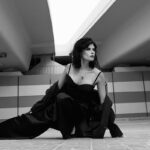 Yuliya Solomonova Instagram - взломал рассудок ночной крупье [пароль и логин] уйду отсюда в одном белье [душа в залоге] ждала годами / а шансы – дрянь [хоть выпей яду] король и дама [как Инь и Ян] ложатся рядом… поднимем ставки! под блеск зари снимаю жемчуг… крупье в отставку – он разорил десятки женщин! азарт уходит / окончен бой / такси и кофе… играли вроде с тобой в любовь… сыграли… в похер!!! #солаМонова Фото @konasov.photo Волосы @cartier.concept Макияж @mari_iksa