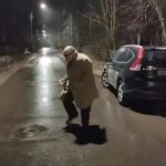 Yuliya Solomonova Instagram - Жизнь без любви не имеет значения. В жизни сегодня лето. Я, между прочим, люблю печение… Только любовь ли это? Ты любишь деньги, но с ними в ссоре (Хочется помириться). Стоит печение рубль сорок – Справлюсь сама, без принца. Между печеньками – джем клубничный, Ты не проси – наказан. Всё называешь меня циничной, Да не поймешь сарказма. Месяц гуляет котом ничейным, Вышел сегодня раньше. Жизнь без любви не имеет значения… Только не умирать же! #СолаМонова #стихи #лето #любовь
