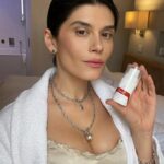Yuliya Solomonova Instagram - Вечная проблема в холодное время года — сухость и чувствительность кожи. И неважно, сколько нам лет — что в 35, что в 45, одно и тоже. Поэтому зимой я выбираю особенно тщательно заботиться о себе и включать в уход питательные компоненты. Как в креме Rich&Restore от «Гельтек» для сухой и чувствительной кожи. В составе — два пептидных комплекса, церамиды, сквалан, масла ши и жожоба, которые возвращают коже упругость и мягкость, разглаживает мелкие морщинки, устраняет неприятное чувство стянутости. Бонус для чувствительных к запахам людей — отсутствие отдушки. Кстати, несмотря на такой «мощный» состав, у крема легкая нежная текстура, которая быстро впитывается и не оставляет ощущения липкости. А формулы разрабатывают дерматологи и химики и выпускают в продажу после 100%-го тестирования. Эффективно, безопасно и доступно — это все Гельтек