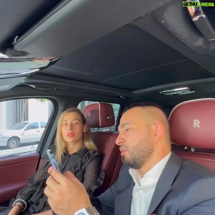 Yuliya Solomonova Instagram - А Алёша замечательный, Только пьющий. Не влюбляйся окончательно - Будут лучше. У Алёши папа – пьяница, Злой и бл*дский. Кто-нибудь ещё появится - Не влюбляйся! Ваня просто восхитительный, Только бедный. Он тебе не купит Тиффани – Купит медный Крестик за четыре рублика В переулке. Это будут твои брюлики И бирюльки. Паша суперпрезентабельный, Только жадный. Он идет по жизни с табелем И Снежаной. Офис и печати разные У Снежанки. А тебя ебут по праздникам, Содержанку. Петя ласковый и трепетный, Только с каждой. Любит секс в горах Тибета и, Секс на пляже. Хочешь быть в архиве Петиных Клёвых фоток? Жми «согласна». Жди заветное Авто-мото. Боря правильный и сдержанный, Носит галстук. Боря весь утыкан стержнями - Это классно. Боря есть на «Одноклассниках», Даже часто. Боря почитает классиков И начальство. Боря что-то строит в башенках В Эмиратах. И не жадный, и не страшненький, А женатый! #2011 #соламонова