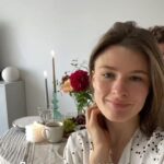 Yuliya Solomonova Instagram - Красноярск, не плачь, Чао, Бабино, сори! На пятнадцать дней В первый раз за год Ленка Головач Улетела к морю, И теперь у ней Никаких забот! . Ласковый прибой, Фен и умывальник, Окна на восход, - Всё как у людей. Привезла с собой Розовый купальник, Книжку «Идиот», Мужа и детей. . Море это храм, А не просто лужа, В ваннах солевых - Минералы все! Лучше спа-программ Для детей и мужа - Дети стали выть, Что хотят в бассейн! . Муж сказал: «Шпана, В плавки одевайся, Что я зря платил За всю эту возню?! Проследи, жена, Чтобы без девайсов, Можете идти, Я вас догоню! . Погоди, а где С Хэннесси пакеты, Те, что я принёс С аэропорта’? Это на воде Для иммунитета, Мало ли, понос Или тошнота!» . Запах южных трав В воздухе рассеян, Хочется плевать В небо с лежака, С самого утра Тащит на бассеин Розовая мать Сумку челнока! . Ласты и поп-ит, Одеялко с кисой, Прыгает в бассейн И пошла жара: Этому - попить, Этому - пописать, И, конечно, всем Что-нибудь сожрать! . Отьедайся муж, Отъедайтесь, дети: Огурцы с бахчи, Суши из сома. Дети после суш Спали в туалете, Муж сказал: «Лечи И готовь сама!» . Муж был невредим И обеззаражен. Хеннесси Икс О - Тридцать три звезды. Потому один Он гулял по пляжу, Спотыкаясь о Девичьи зады... . Красноярск, не плачь, И не плачь, Владимир, Стонет Воркута, Тверь слезу смахнёт. Ленке Головач Так необходимы Воздух и вода, . Так пусть хоть отдохнёт! . #СолаМонова #стмхи #лето #отпуск
