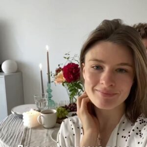 Yuliya Solomonova Instagram - Красноярск, не плачь,
Чао, Бабино, сори!
На пятнадцать дней
В первый раз за год
Ленка Головач
Улетела к морю,
И теперь у ней
Никаких забот!
.
Ласковый прибой,
Фен и умывальник,
Окна на восход, -
Всё как у людей.
Привезла с собой
Розовый купальник,
Книжку «Идиот»,
Мужа и детей.
.
Море это храм,
А не просто лужа,
В ваннах солевых -
Минералы все!
Лучше спа-программ
Для детей и мужа -
Дети стали выть,
Что хотят в бассейн!
.
Муж сказал: «Шпана,
В плавки одевайся,
Что я зря платил
За всю эту возню?!
Проследи, жена,
Чтобы без девайсов,
Можете идти,
Я вас догоню!
.
Погоди, а где
С Хэннесси пакеты,
Те, что я принёс 
С аэропорта’?
Это на воде 
Для иммунитета,
Мало ли, понос
Или тошнота!»
.
Запах южных трав
В воздухе рассеян,
Хочется плевать
В небо с лежака,
С самого утра
Тащит на бассеин
Розовая мать
Сумку челнока!
.
Ласты и поп-ит,
Одеялко с кисой,
Прыгает в бассейн 
И пошла жара:
Этому - попить,
Этому - пописать,
И, конечно, всем
Что-нибудь сожрать!
.
Отьедайся муж,
Отъедайтесь, дети:
Огурцы с бахчи,
Суши из сома.
Дети после суш
Спали в туалете,
Муж сказал: «Лечи
И готовь сама!»
.
Муж был невредим
И обеззаражен.
Хеннесси Икс О -
Тридцать три звезды.
Потому один
Он гулял по пляжу,
Спотыкаясь о
Девичьи зады...
.
Красноярск, не плачь,
И не плачь, Владимир,
Стонет Воркута,
Тверь слезу смахнёт.
Ленке Головач
Так необходимы
Воздух и вода,
.
Так пусть хоть отдохнёт!
.
#СолаМонова #стмхи #лето #отпуск