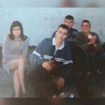 Yuliya Solomonova Instagram - В глубокой ночи освещает плед Квадрат моего экрана. Я помню, мне было 15 лет, И не было Инстаграма. Не ставили лайков на мой живот, Красивый и очень плоский, И был девяносто какой-то год И спирт на разлив в киоске. Палёного спирта текла река, Кассетник ругался фоном, Я видела только издалека Мобильные телефоны У хмурых братков и роскошных дам В ботфортах на босу ногу – То были отчаянные года И культовые для многих. Кого-то убили, а кто-то скис От мака или от водки, Папаши латали свои носки, Мамаши – свои колготки, Подростки лечили свои угри И много воображали, А Танька учила меня курить У школы за гаражами. Мы с Танькой не знали о соцсетях, Фолловерах или троллях, Мы с Танькой хотели курить взатяг И шибаться без контроля, Всё было понятно: что жизнь – игра, А Пашка Карманов – гений, И нам показался бы Инстаграм Какой-то дурацкой хренью. А Пашка Карманов читал с трудом И тырил в трамваях цацки, На трубах в подвале устроил дом И всех угощал по-царски, Он пел о принцессах до хрипоты, Как хочется целовать их, И лезли на песню в подвал коты И грелись на стекловате, И капало с этих горячих труб, И пахло довольно гнусно, И будь у меня хоть какой Ютуб, Вы б знали его искусство, Поскольку на Пашку ходили все, Спускаясь во тьму и влажность, И Пашка бы точно тогда не сел За чей-то пустой бумажник… Сегодня в Сети – всевозможный шлак И много хороших песен. Я Пашку искала, но не нашла, Наверное, мир не тесен, Звенел алюминий вай-фай-антенн, Гудел мировой процессор, Вбивала хештеги – валил контент, Но только не те принцессы… А тех, из подвала, простыл и след, И это ничуть не странно. Принцессы рулили в пятнадцать лет – В эпоху без Инстаграма! . Поймала себя на том, что популярный сериал смотрю глазами матери. Господи, не дай Бог. Пусть мои дети попадут в тупой мир Барби из прошлого хита. ЗЫ. Мальчики-актеры великолепны. #солаМонова #стихи #90s #словопацана