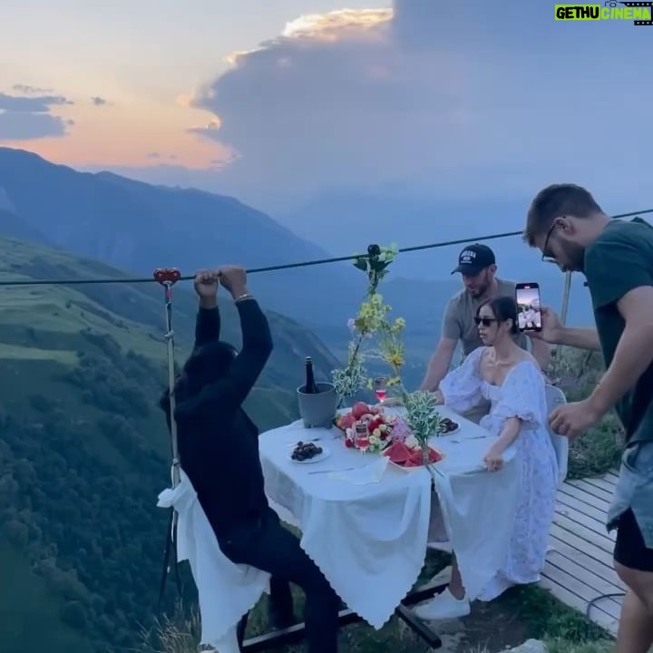 Yuliya Solomonova Instagram - Шашлыки такие жирные, Я хотела бы куриные. Ах, вы годы мои дивные, Давние, неповторимые. . Мой мужик горилкой тешится, Брат двоюродный - с гармошкою, А свекровь всё время чешется, Вся покусанная мошками. . Я сижу вполне нормальная На бревне с ногами голыми, Я - натура аморальная, С аморальными приколами. . Я сижу в коротких шортиках, А свекровь - в кальсонах плюшевых, Вся расчесана до чёртиков, А я ни разу не укушена. . У свекрови приступ паники, Чешется мангальной вилкою, Остальная часть компании Обезболена горилкою. . Я сижу такая строгая, Как звезда на красном вымпеле, Мошкара меня не трогает, Кровь мою до них всю выпили. . У меня - прилив гармонии, Позитивной энергетики, Звуки братовой гармоники И сухарики в пакетике. . Догрызу свои сухарики И пойду доить коровушку... . Догадались ли комарики, Кто же выпил мою кровушку? . #солаМонова 16 мая жду на концерте в Белграде. Ссылка на билеты - в шапке профиля.