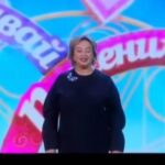 Yuliya Solomonova Instagram - Слышу её, и на шее взбухает жила, Вижу её, набухает не только шея. Мама сказала – она меня приворожила. Слово какое красивое – ворожея! Вижу её: Афродита, Леда’, Данайя. Слава Всевышнему, Тиндеру, Интернету! Мама сказала – похоже, она разводная На миллионы, которых пока что нету. В кошке-копилке десятка лежит наличкой: Выпьем в кафе, а потом побежим в постельку. Мама сказала – связался с алкоголичкой, Вот однозначно, на свадьбе напьётся в стельку. А вся подписка в её Инстаграме – боты, Вот я и думаю, что мне теперь поделать? Мама умнее – ей семьдесят два в субботу, Я ещё маленький – мне пока сорок девять! #соламонова #стихи #дубай #dubai Квартирник в Дубае 3 апреля @sola_monova_v_dubai