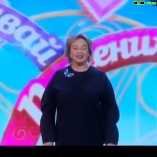 Yuliya Solomonova Instagram - Слышу её, и на шее взбухает жила, Вижу её, набухает не только шея. Мама сказала – она меня приворожила. Слово какое красивое – ворожея! Вижу её: Афродита, Леда’, Данайя. Слава Всевышнему, Тиндеру, Интернету! Мама сказала – похоже, она разводная На миллионы, которых пока что нету. В кошке-копилке десятка лежит наличкой: Выпьем в кафе, а потом побежим в постельку. Мама сказала – связался с алкоголичкой, Вот однозначно, на свадьбе напьётся в стельку. А вся подписка в её Инстаграме – боты, Вот я и думаю, что мне теперь поделать? Мама умнее – ей семьдесят два в субботу, Я ещё маленький – мне пока сорок девять! #соламонова #стихи #дубай #dubai Квартирник в Дубае 3 апреля @sola_monova_v_dubai