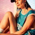 Yuliya Solomonova Instagram - 1/2/3/4/5/6 или 7? Наберут ли настоящие фотографии столько же, сколько искусственный интеллект? ЕСЛИ СЧИТАЕШЬ ЧТО ЖИВЫЕ ЛЮДИ ВСЁ ЕЩЁ ПОБЕЖДАЮТ, СТАВЬ ЛАЙК! ❤️ Новый тренд. Все выложили фото в стиле «девушка из американской школы» , сделанные нейросетью, и я решила выложить настоящие:) :))) они ждали своего часа 🫶 Стилист @valeriyabecher Фото @odnoletko_photo #Miami #photography