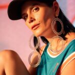 Yuliya Solomonova Instagram - 1/2/3/4/5/6 или 7? Наберут ли настоящие фотографии столько же, сколько искусственный интеллект? ЕСЛИ СЧИТАЕШЬ ЧТО ЖИВЫЕ ЛЮДИ ВСЁ ЕЩЁ ПОБЕЖДАЮТ, СТАВЬ ЛАЙК! ❤️ Новый тренд. Все выложили фото в стиле «девушка из американской школы» , сделанные нейросетью, и я решила выложить настоящие:) :))) они ждали своего часа 🫶 Стилист @valeriyabecher Фото @odnoletko_photo #Miami #photography